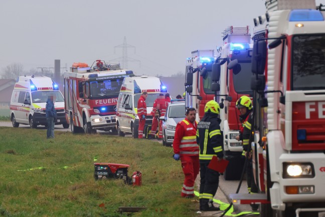 L�schen fast unm�glich: Schwieriger Einsatz bei Brand in v�llig zuger�umtem Haus in Fischlham