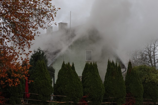 L�schen fast unm�glich: Schwieriger Einsatz bei Brand in v�llig zuger�umtem Haus in Fischlham