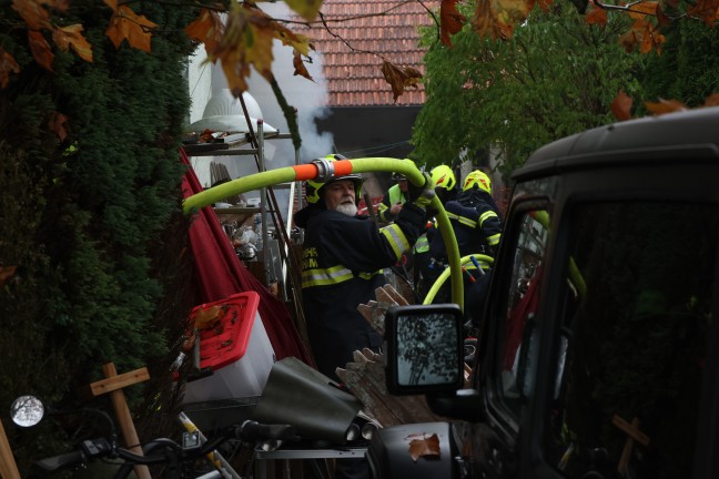 L�schen fast unm�glich: Schwieriger Einsatz bei Brand in v�llig zuger�umtem Haus in Fischlham
