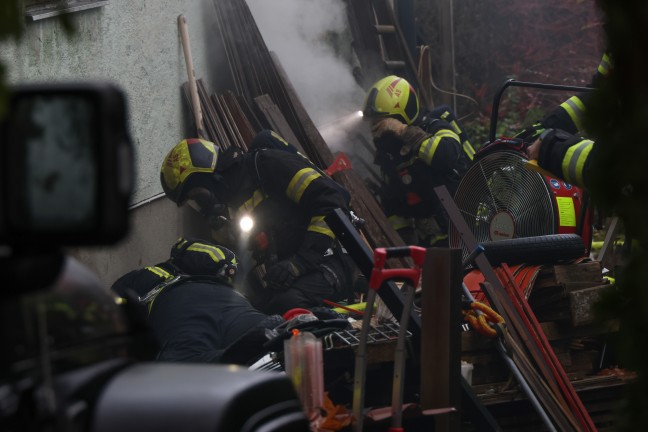 L�schen fast unm�glich: Schwieriger Einsatz bei Brand in v�llig zuger�umtem Haus in Fischlham