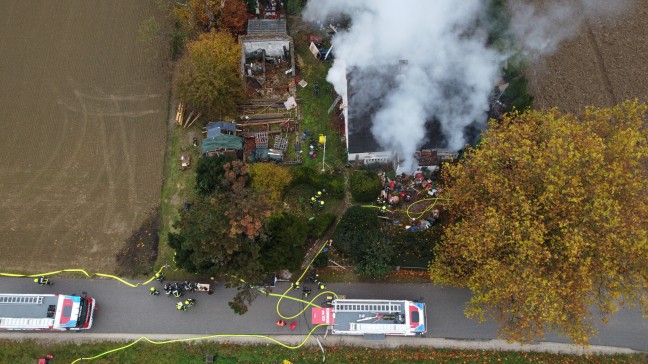 L�schen fast unm�glich: Schwieriger Einsatz bei Brand in v�llig zuger�umtem Haus in Fischlham