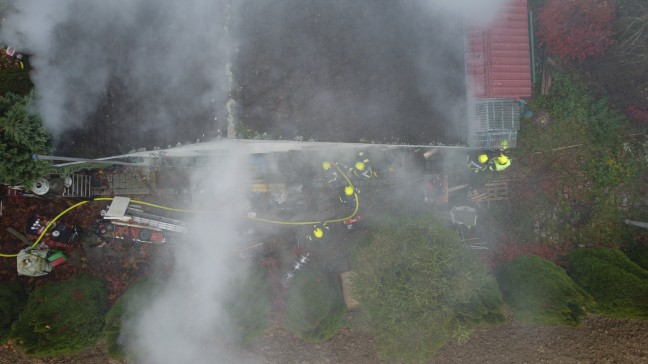 L�schen fast unm�glich: Schwieriger Einsatz bei Brand in v�llig zuger�umtem Haus in Fischlham