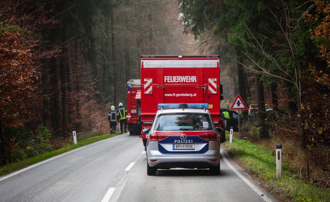Lenker schwer verletzt: PKW samt Anh�nger bei Geretsberg frontal gegen Baum gekracht