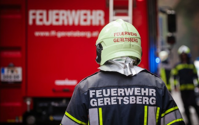 Lenker schwer verletzt: PKW samt Anh�nger bei Geretsberg frontal gegen Baum gekracht