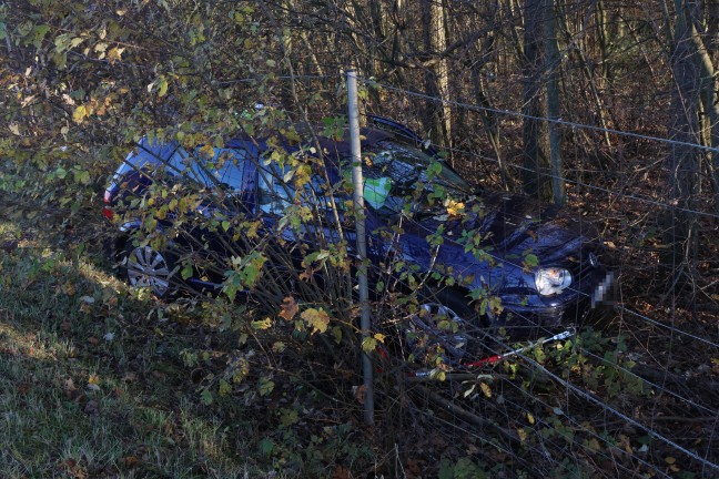 Abschleppman�ver missgl�ckt: Abgeschlepptes Auto bei Unfall in H�rsching im Waldst�ck gelandet
