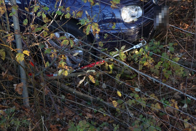 Abschleppman�ver missgl�ckt: Abgeschlepptes Auto bei Unfall in H�rsching im Waldst�ck gelandet