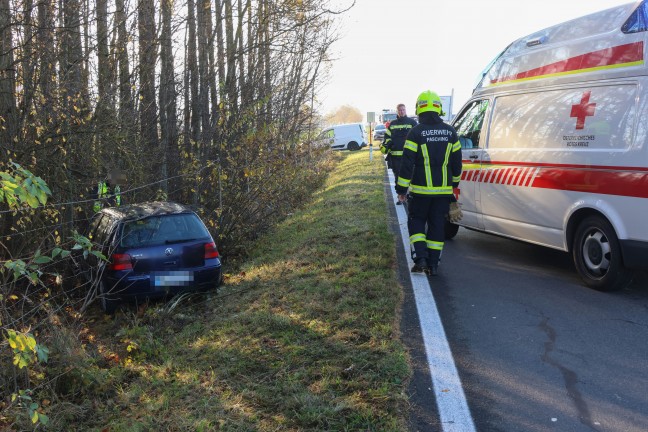 Abschleppman�ver missgl�ckt: Abgeschlepptes Auto bei Unfall in H�rsching im Waldst�ck gelandet