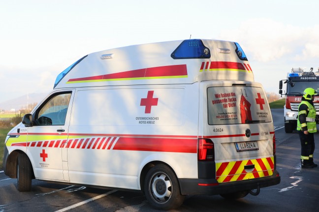 Abschleppman�ver missgl�ckt: Abgeschlepptes Auto bei Unfall in H�rsching im Waldst�ck gelandet