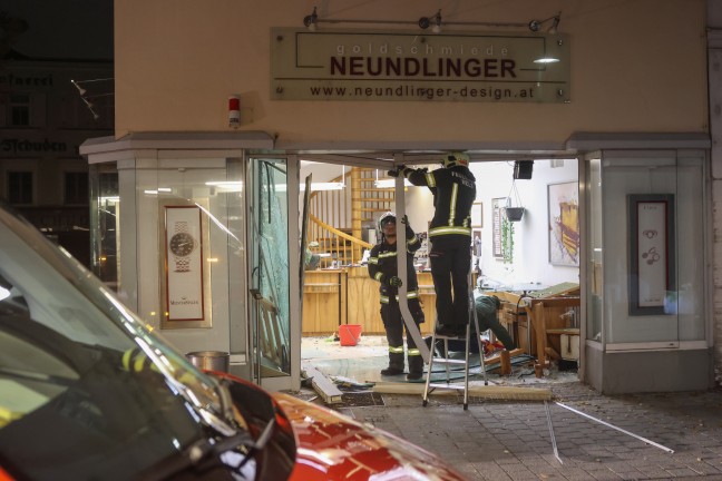 Blitzeinbruch: Eingangsbereich eines Goldschmiedgesch�fts in Wels-Innenstadt aufgerammt