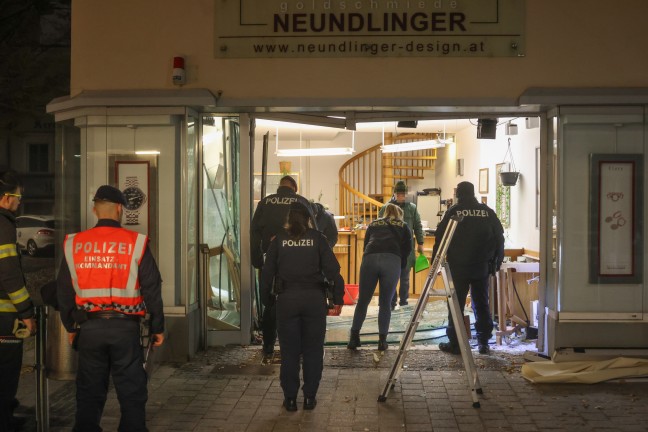 Blitzeinbruch: Eingangsbereich eines Goldschmiedgesch�fts in Wels-Innenstadt aufgerammt