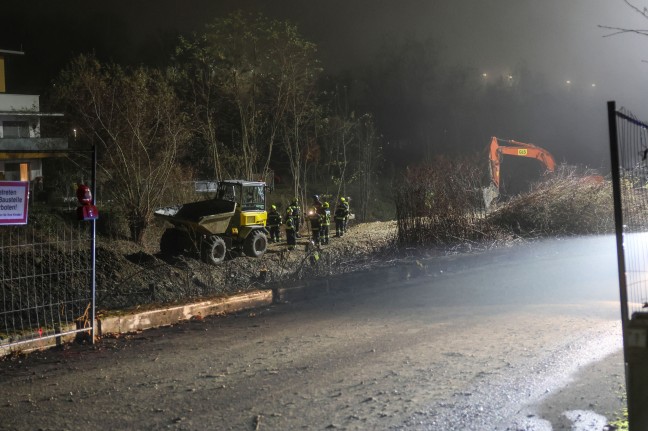 Raddumper umgest�rzt: Einsatzkr�fte bei Personenrettung auf Baustelle in Lambach im Einsatz