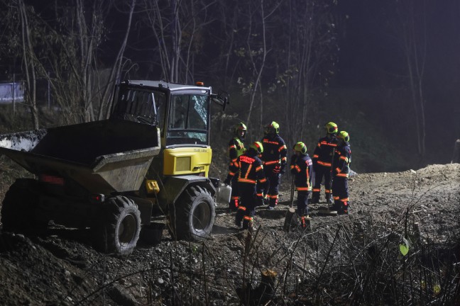 Raddumper umgest�rzt: Einsatzkr�fte bei Personenrettung auf Baustelle in Lambach im Einsatz