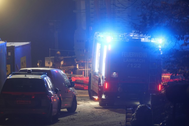 Raddumper umgest�rzt: Einsatzkr�fte bei Personenrettung auf Baustelle in Lambach im Einsatz