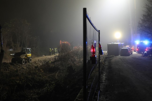 Raddumper umgest�rzt: Einsatzkr�fte bei Personenrettung auf Baustelle in Lambach im Einsatz