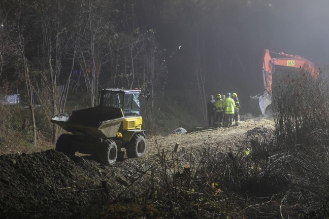 Raddumper umgest�rzt: Einsatzkr�fte bei Personenrettung auf Baustelle in Lambach im Einsatz