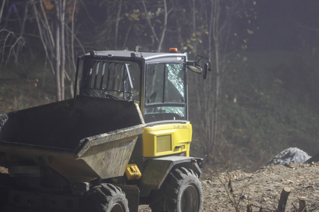 Raddumper umgest�rzt: Einsatzkr�fte bei Personenrettung auf Baustelle in Lambach im Einsatz