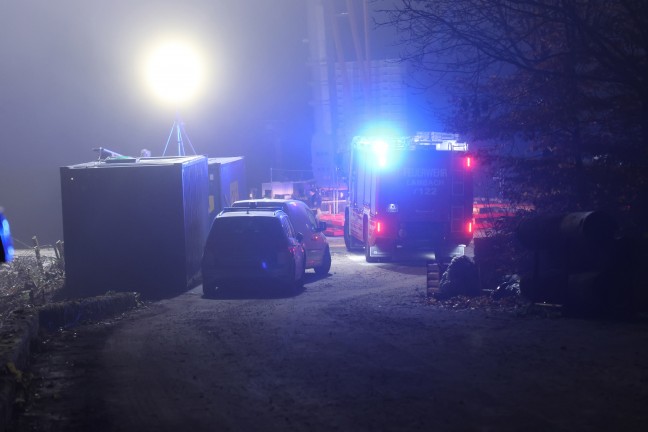 Raddumper umgest�rzt: Einsatzkr�fte bei Personenrettung auf Baustelle in Lambach im Einsatz