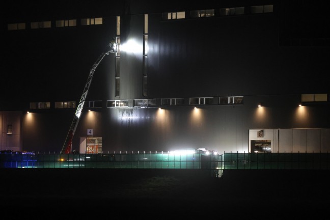 Gro�einsatz: Acht Feuerwehren bei Brand in einem Recyclingunternehmen in Enns im Einsatz