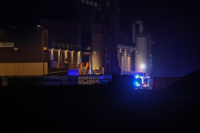 Gro�einsatz: Acht Feuerwehren bei Brand in einem Recyclingunternehmen in Enns im Einsatz