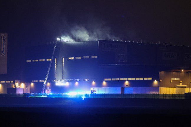 Gro�einsatz: Acht Feuerwehren bei Brand in einem Recyclingunternehmen in Enns im Einsatz