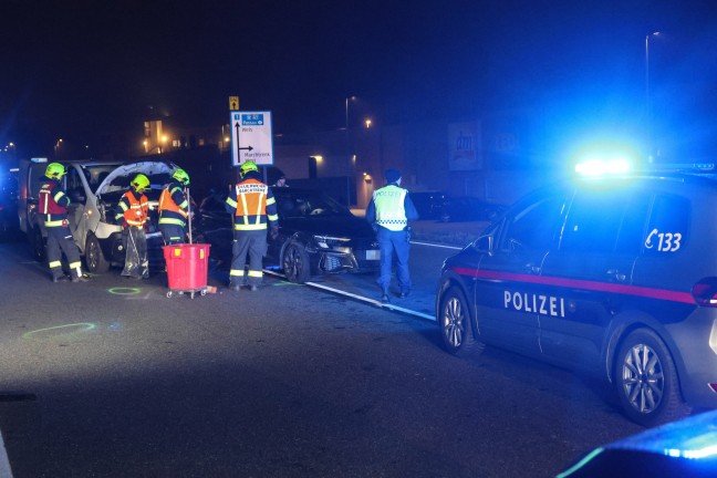 Abendverkehr: Auffahrunfall zwischen Kleintransporter und Auto auf Wiener Stra�e in Marchtrenk