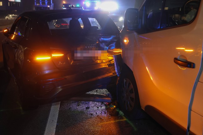 Abendverkehr: Auffahrunfall zwischen Kleintransporter und Auto auf Wiener Stra�e in Marchtrenk