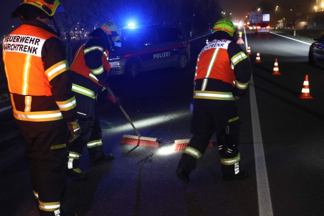 Abendverkehr: Auffahrunfall zwischen Kleintransporter und Auto auf Wiener Stra�e in Marchtrenk