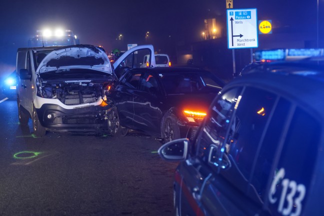 Abendverkehr: Auffahrunfall zwischen Kleintransporter und Auto auf Wiener Stra�e in Marchtrenk