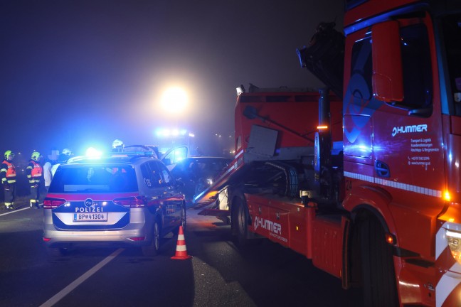 Abendverkehr: Auffahrunfall zwischen Kleintransporter und Auto auf Wiener Stra�e in Marchtrenk