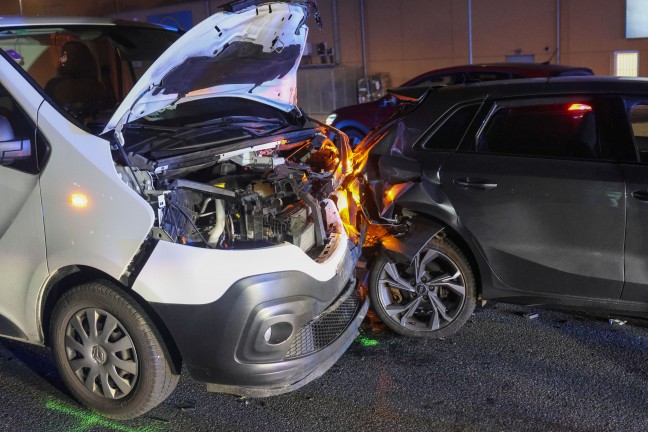 Abendverkehr: Auffahrunfall zwischen Kleintransporter und Auto auf Wiener Stra�e in Marchtrenk