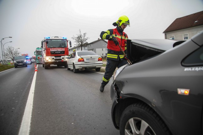 Aufr�umarbeiten nach Auffahrunfall auf Wiener Stra�e bei Marchtrenk