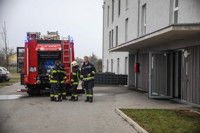 Einsatzkr�fte zu vermeintlichem Kellerbrand in einer Wohnanlage in Wels-Vogelweide alarmiert
