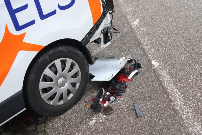 Fahrerflucht: Vereinsbus in Wels-Lichtenegg nachts von Fahrzeug gerammt und schwer besch�digt