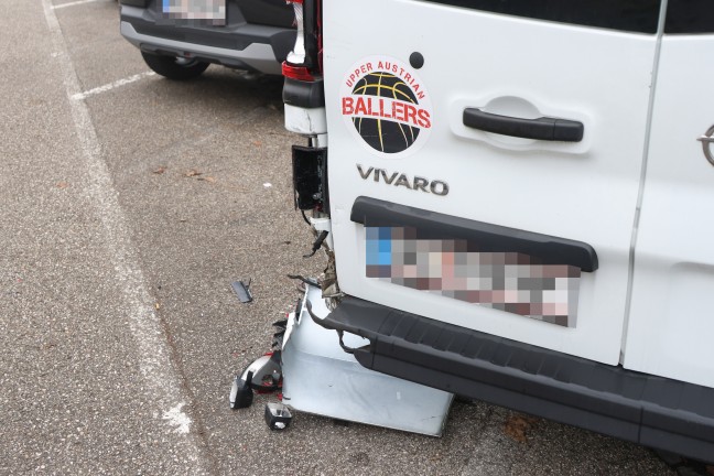 Fahrerflucht: Vereinsbus in Wels-Lichtenegg nachts von Fahrzeug gerammt und schwer besch�digt