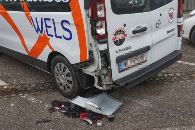 Fahrerflucht: Vereinsbus in Wels-Lichtenegg nachts von Fahrzeug gerammt und schwer besch�digt