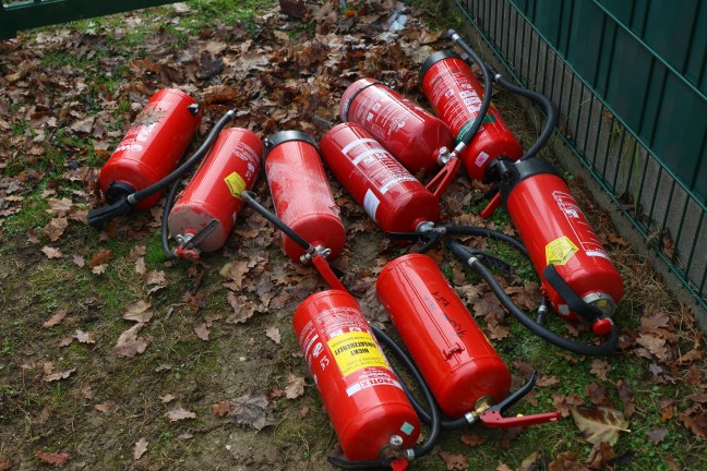 Sieben Feuerwehren beim Vollbrand eines Kleingeb�udes in Pettenbach im Einsatz