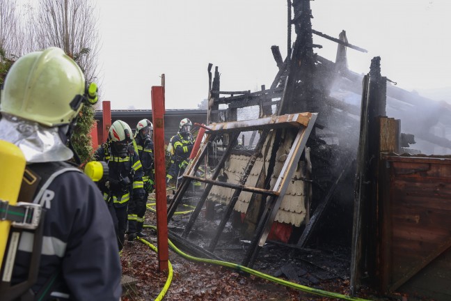 Sieben Feuerwehren beim Vollbrand eines Kleingeb�udes in Pettenbach im Einsatz