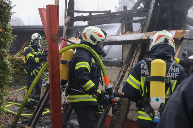 Sieben Feuerwehren beim Vollbrand eines Kleingeb�udes in Pettenbach im Einsatz
