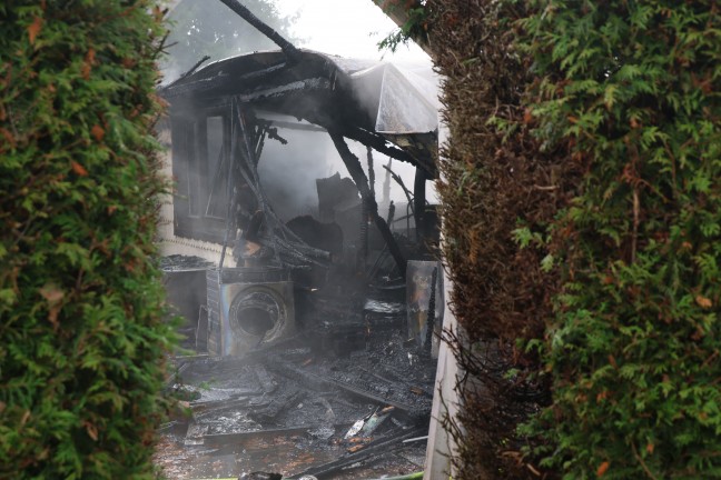 Sieben Feuerwehren beim Vollbrand eines Kleingeb�udes in Pettenbach im Einsatz