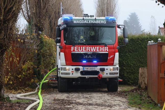 Sieben Feuerwehren beim Vollbrand eines Kleingeb�udes in Pettenbach im Einsatz