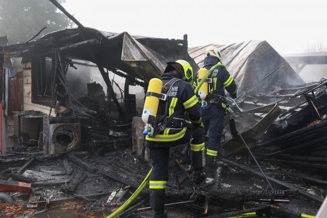 Sieben Feuerwehren beim Vollbrand eines Kleingeb�udes in Pettenbach im Einsatz