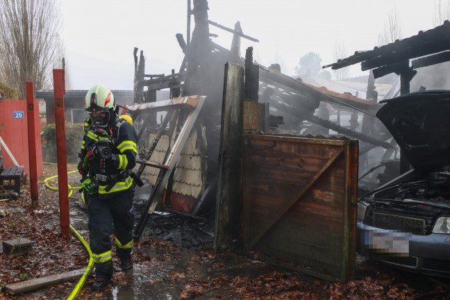 Sieben Feuerwehren beim Vollbrand eines Kleingeb�udes in Pettenbach im Einsatz