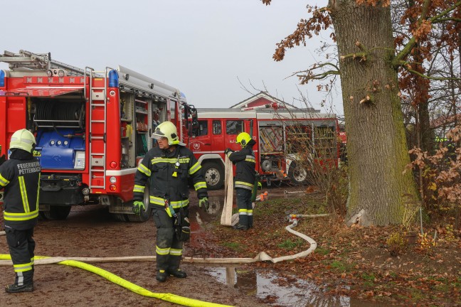 Sieben Feuerwehren beim Vollbrand eines Kleingeb�udes in Pettenbach im Einsatz