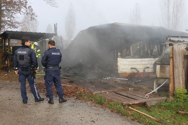 Sieben Feuerwehren beim Vollbrand eines Kleingeb�udes in Pettenbach im Einsatz