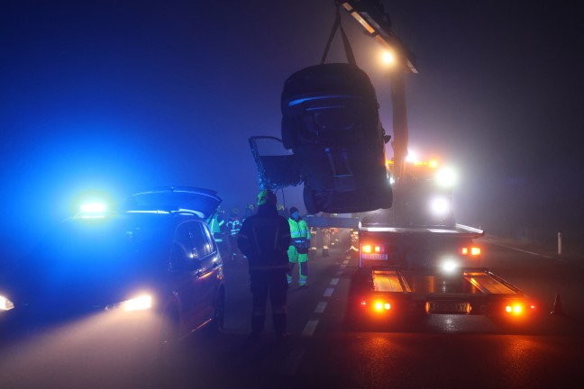 Schwerer Verkehrsunfall mit drei beteiligten Autos auf Steyrer Stra�e bei Kronstorf