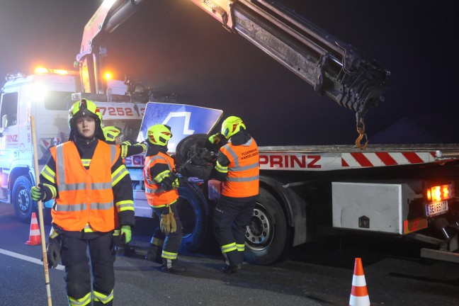 Schwerer Verkehrsunfall mit drei beteiligten Autos auf Steyrer Stra�e bei Kronstorf
