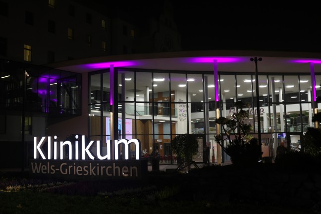 17. November: Klinikum Wels-Grieskirchen erstrahlt zum Weltfr�hchentag in lilafarbener Beleuchtung