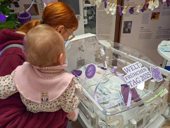 17. November: Klinikum Wels-Grieskirchen erstrahlt zum Weltfr�hchentag in lilafarbener Beleuchtung