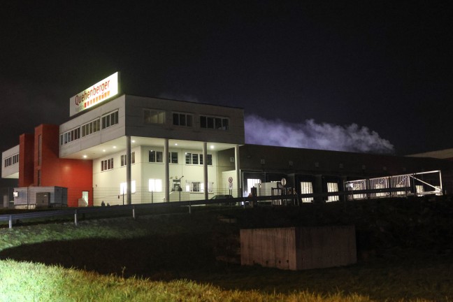Einsatzkr�fte zu Brand bei einem Logistikunternehmen in Eberstalzell alarmiert