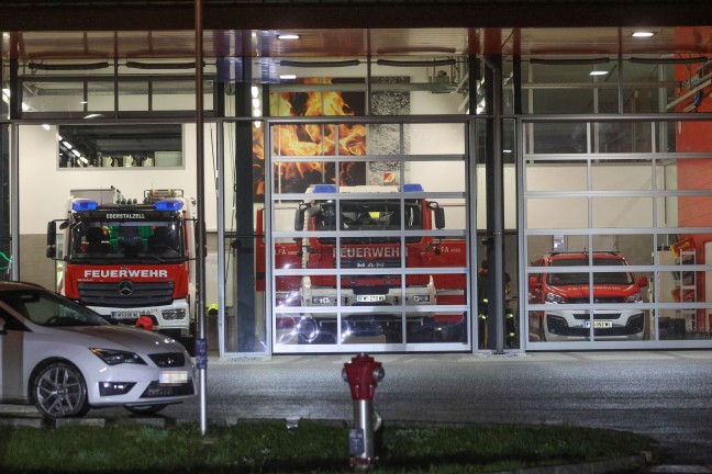 Einsatzkr�fte zu Brand bei einem Logistikunternehmen in Eberstalzell alarmiert